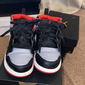Jordan 1 Kids Black and Red Sneakers